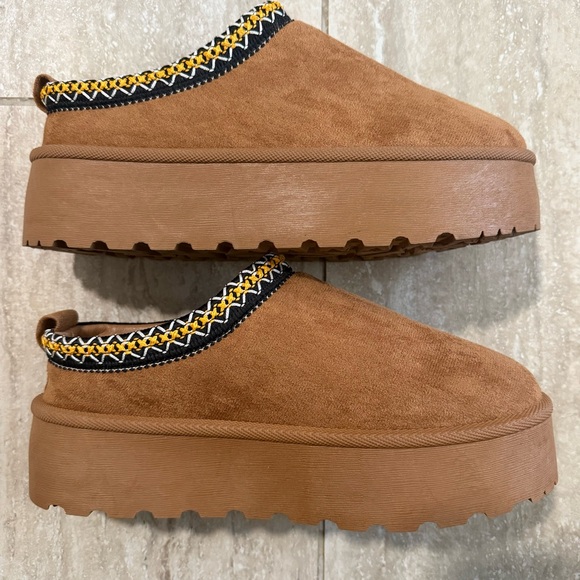 Mudd Shoes - Mudd Tasman Platform chunky faux suede Tan Slippers shoes Size 9 cozycore preppy